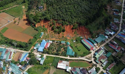 Nhiều hộ dân sinh sống dưới đồi thông đang có nguy cơ sạt lở cao. Ảnh: Hoài Thanh
