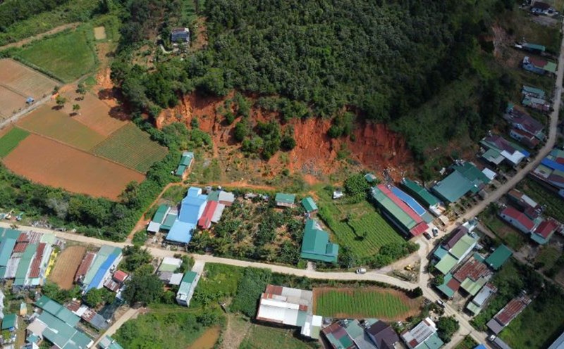 Many households living under the pine hills are at high risk of landslides. Photo: Hoai Thanh