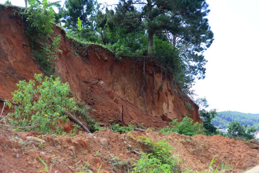 Khu vuc nay tung xay ra sat lo, nen nguoi dan rat lo lang. Anh: Hoai Thanh