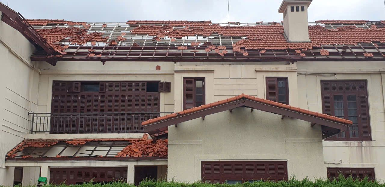 Nhiều công trình của doanh nghiệp bị bão số 3 tàn phá nặng nề. Ảnh: Nguyễn Hùng