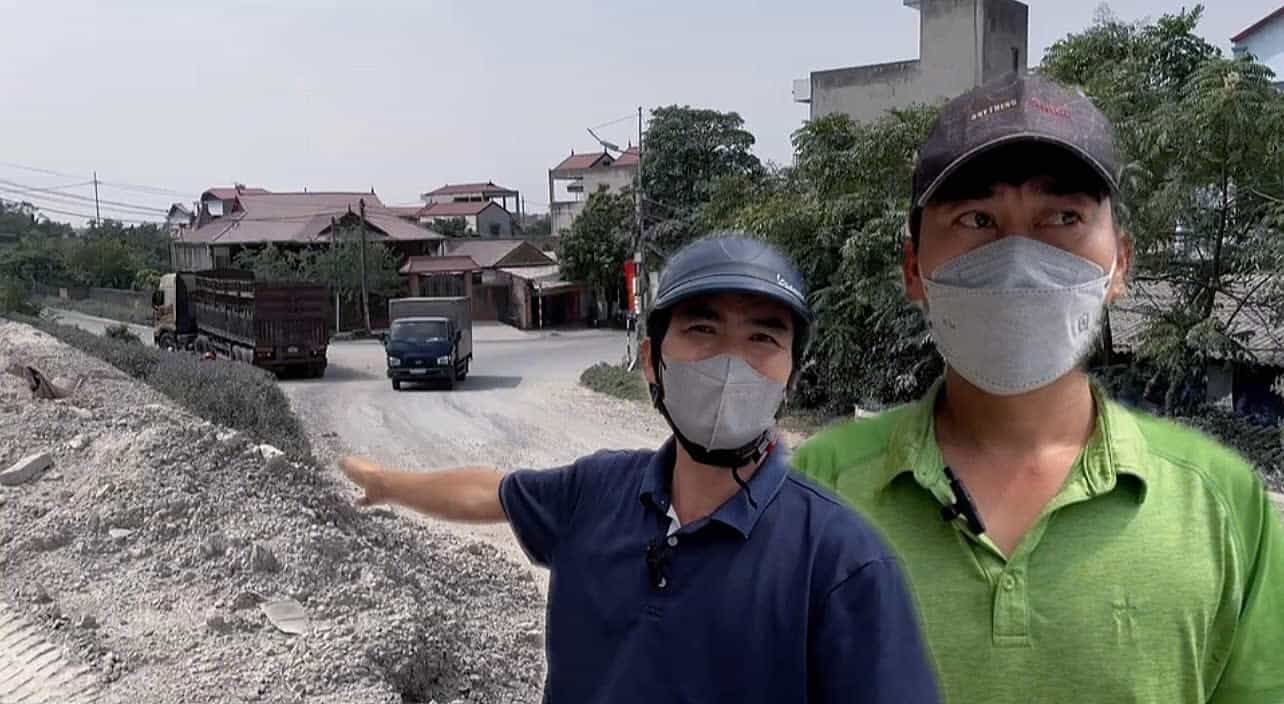 People wade through dust storm on Provincial Road 427