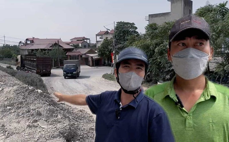 People wade through dust storm on Provincial Road 427