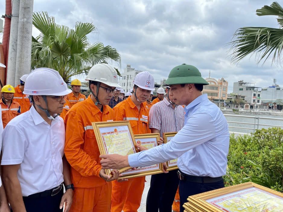 Standing Vice Chairman of Quang Ninh Provincial People's Committee Vu Van Dien presented certificates of merit to the forces involved in overcoming the power outage caused by storm No. 3 in Quang Ninh. Photo: Ngoc Lan