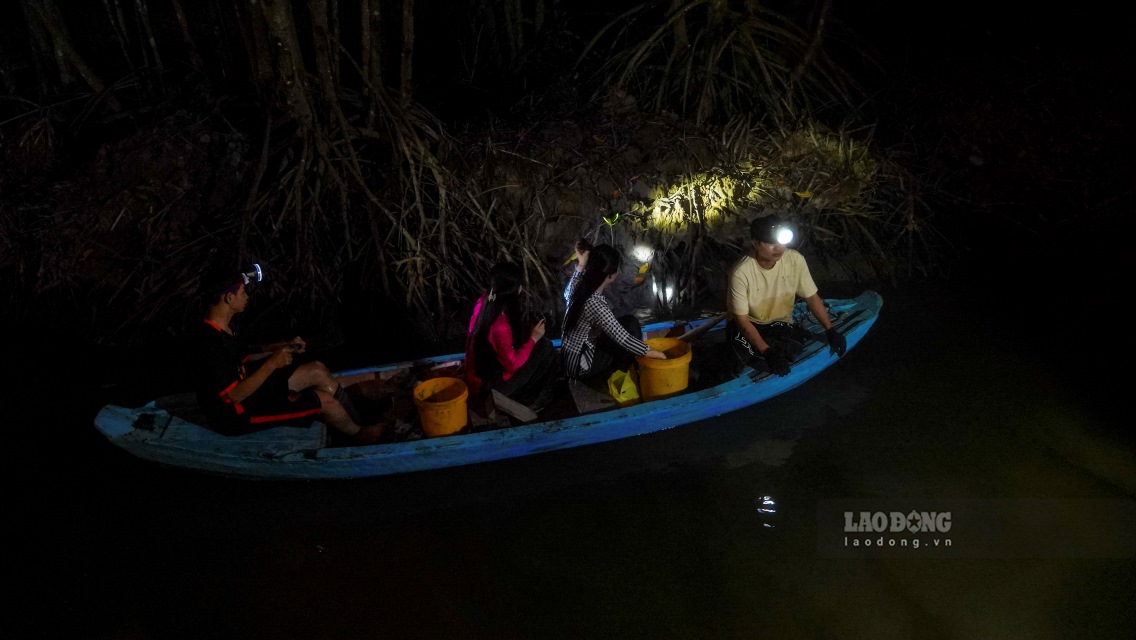 Nhung ngay thuong tuan thang 10, chung toi co chuyen di thuc te tai tinh Ca Mau - vung dat cuc Nam cua To quoc, co co hoi duoc trai nghiem san dac san rung duoc va thuong thuc nhung mon an dan da cua nguoi dan ban xu, mang dam net van hoa dac trung cua vung song nuoc mien Tay. 