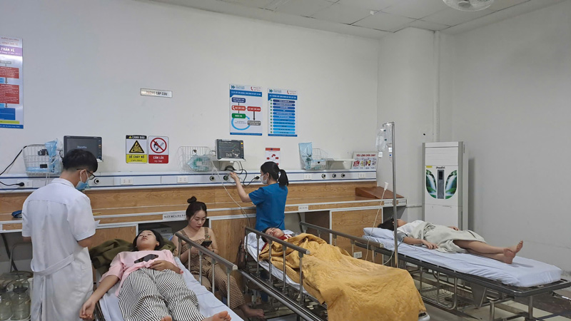 Các học sinh, sinh viên Trường Cao đẳng Lào Cai đang điều trị tại Bệnh viện Đa khoa Hưng Thịnh. Ảnh: Phương Thảo