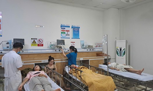 Các học sinh, sinh viên Trường Cao đẳng Lào Cai đang điều trị tại Bệnh viện Đa khoa Hưng Thịnh. Ảnh: Phương Thảo