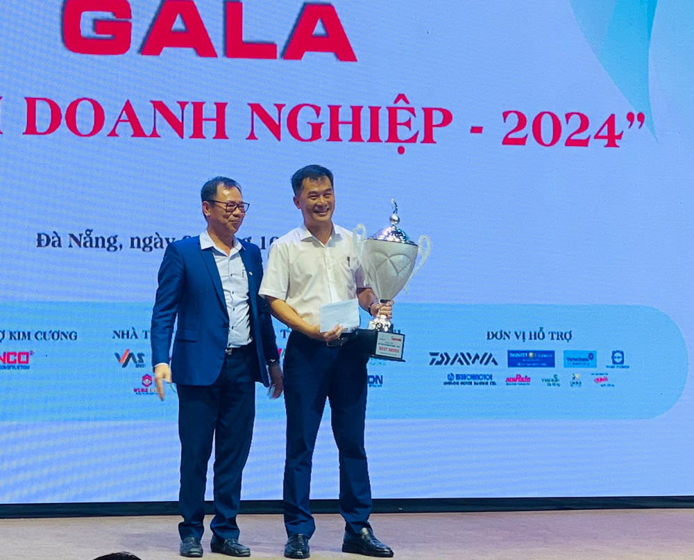 Truong Ban quan ly Khu Cong nghe cao va cac khu cong nghiep Da Nang trao cup vo dich giai golf “ket noi Doanh nghiep -2024“. Anh: Tuong Minh