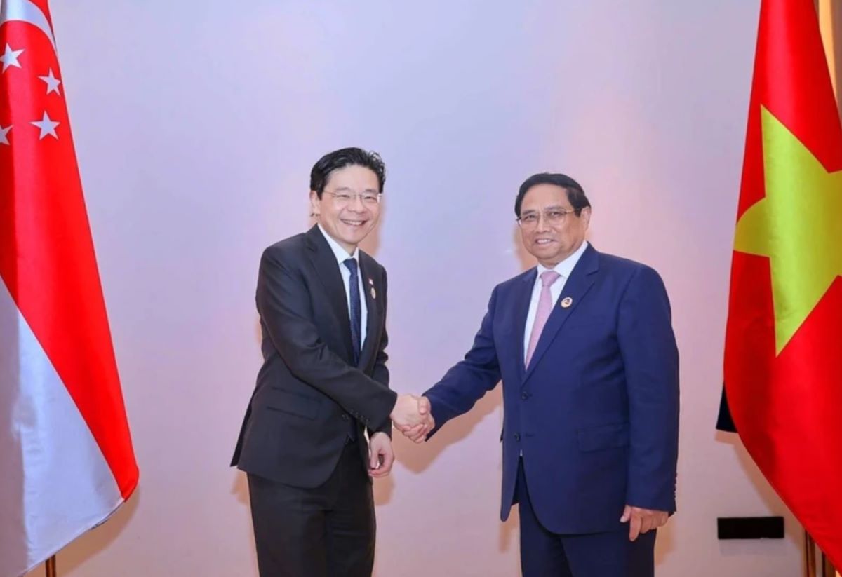 Thủ tướng Chính phủ Phạm Minh Chính và Thủ tướng Singapore Lawrence Wong. Ảnh: TTXVN
