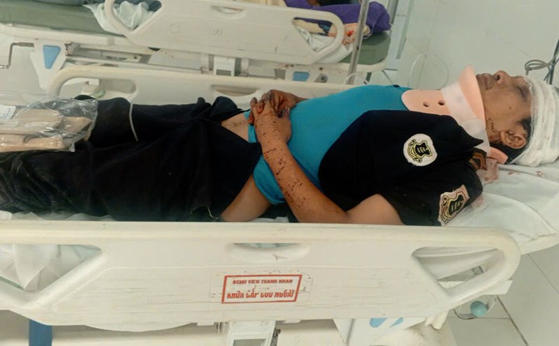 The wife ran around borrowing money to pay for her paralyzed husband's hospital bills. Photo: BVCC