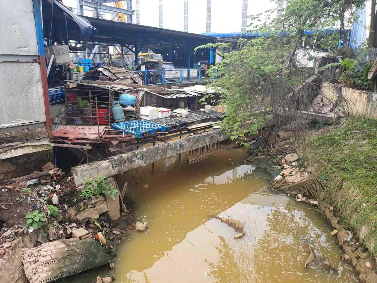 The water in Bac Nam Hung canal (Hai Phong) has turned brick brown, seriously polluted. Photo: Hoang Khoi