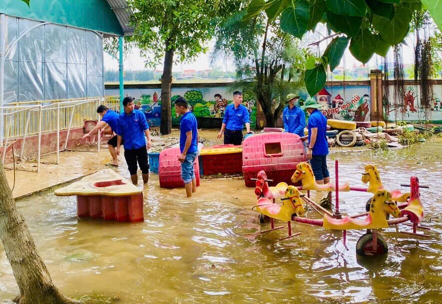 Don dep truong hoc tren dia ban tinh Quang Binh sau mua lu. Anh: T. Trang