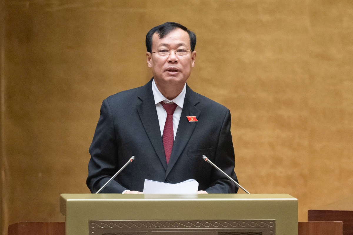 Chairman Le Tan Toi said that the draft law has added regimes and policies for officers, non-commissioned officers, and soldiers of the Fire Prevention and Rescue Police Force directly performing their duties. Photo: Pham Thang