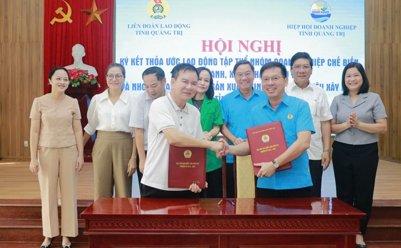 Signing a collective labor agreement with a group of businesses brings many benefits to employees. Photo: Hung Tho