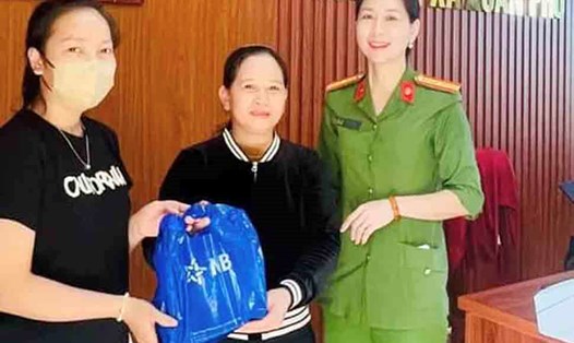 Công an xã Xuân Phổ chứng kiến chị Thái (giữa) trả lại tiền cho chị Huyền. Ảnh: Xuân Phổ.