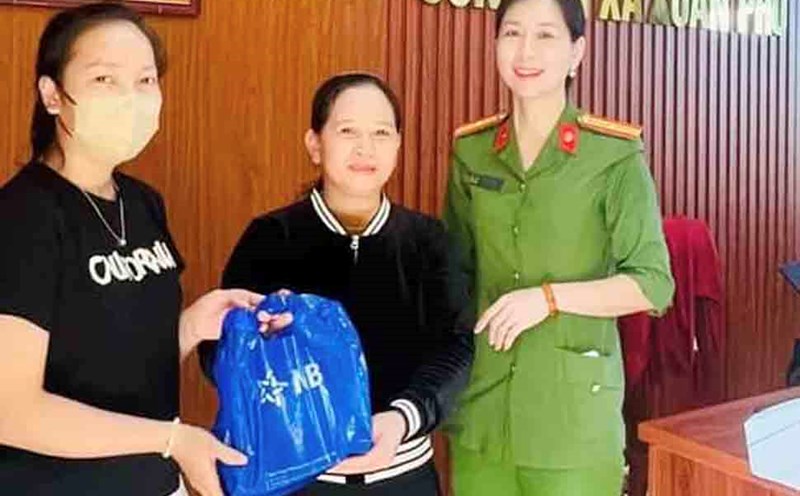 Xuan Pho Commune Police witnessed Ms. Thai (middle) returning money to Ms. Huyen. Photo: Xuan Pho.