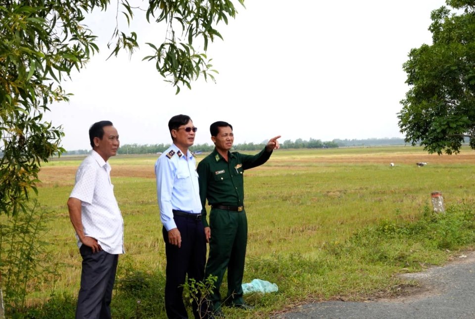 Authorities conduct field inspections on the border to prevent smuggled cattle. Photo: An Long