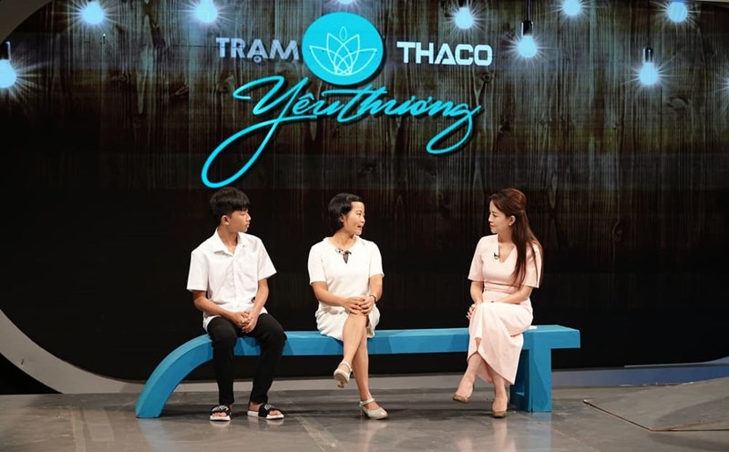 The mother's love for her son Ta Viet Vuong moved the audience in the program "Love Station". Photo: VTV