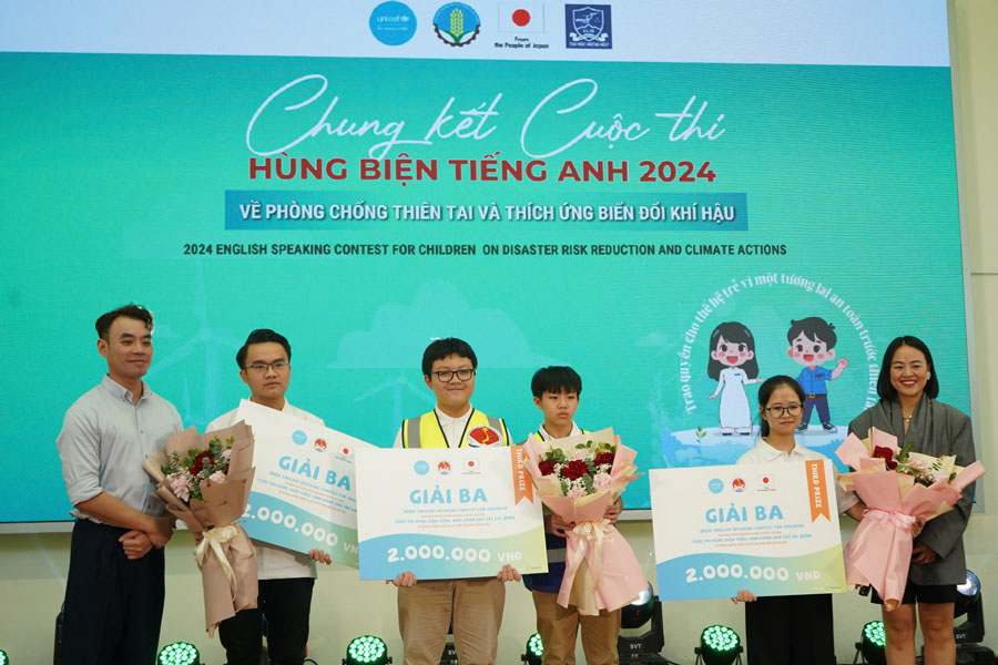 Prize-winning contestants at the "English Speaking Contest for Children on Disaster Prevention and Climate Change Adaptation 2024". Photo: Duong Duong