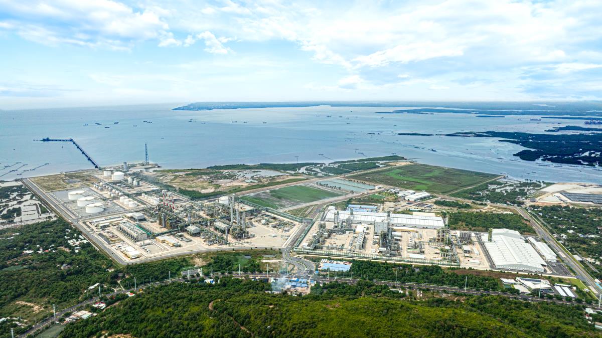 Overview of Long Son Petrochemical Complex, invested with more than 5 billion USD, which has just started commercial operation since September 30. Photo: LSP