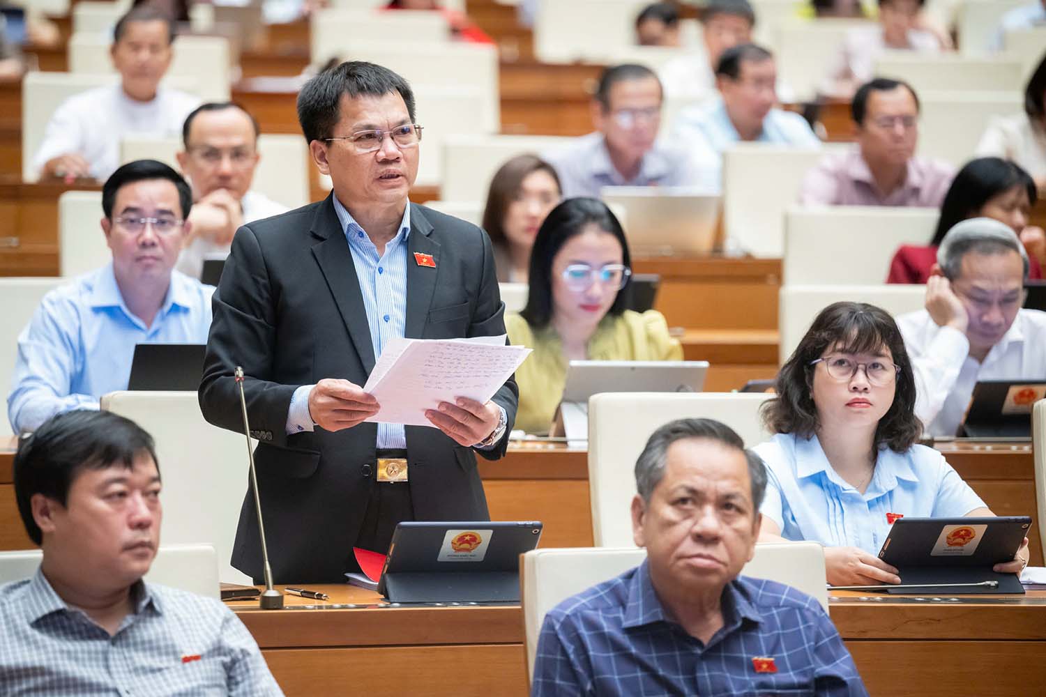 Delegate Duong Khac Mai (National Assembly Delegation of Dak Nong Province) said that the current economic conditions of many business households make it impossible to arrange sleeping places elsewhere. Photo: Quochoi.vn.