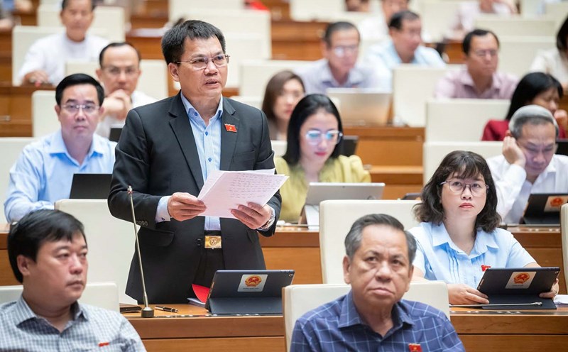 Delegate Duong Khac Mai (National Assembly Delegation of Dak Nong Province) said that the current economic conditions of many business households make it impossible to arrange sleeping places elsewhere. Photo: Quochoi.vn.