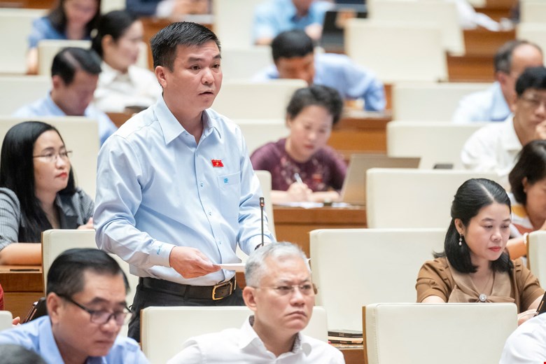 Đại biểu Quốc hội Hà Sỹ Huân (Đoàn tỉnh Bắc Kạn) đề xuất bổ sung lực lượng Công an xã vào lực lượng phòng cháy chữa cháy, cứu nạn cứu hộ. Ảnh: Quốc hội