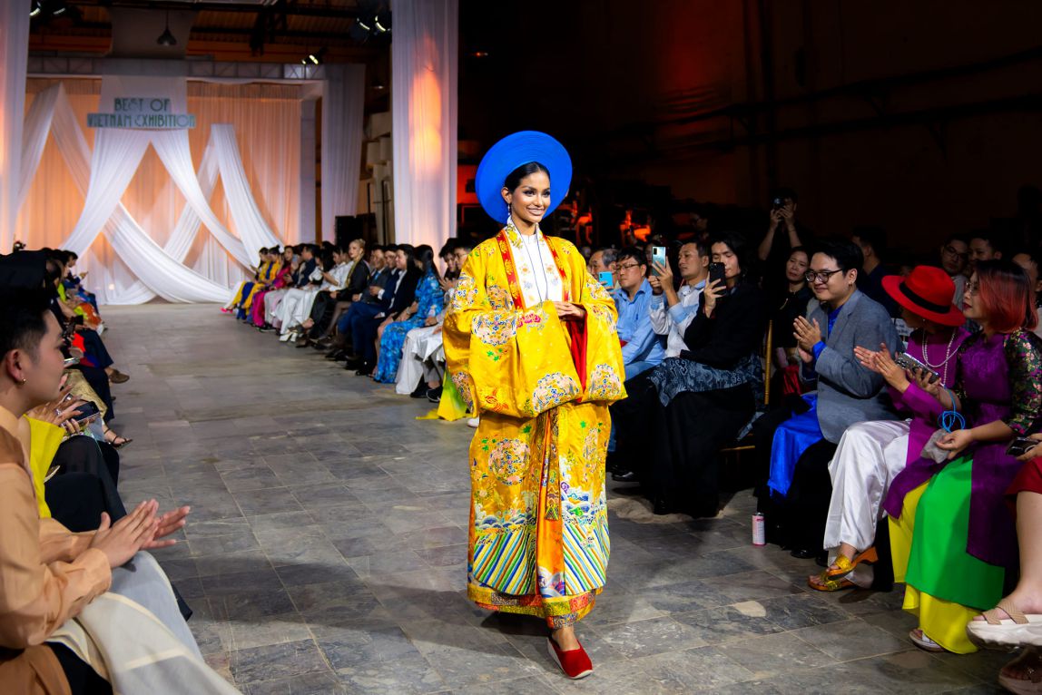 Vietnamese traditional costumes used in the program "Miss Cosmo 2024". Photo: Designer