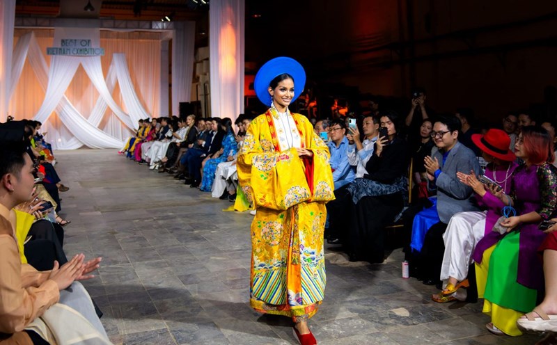Vietnamese traditional costumes used in the program "Miss Cosmo 2024". Photo: Designer