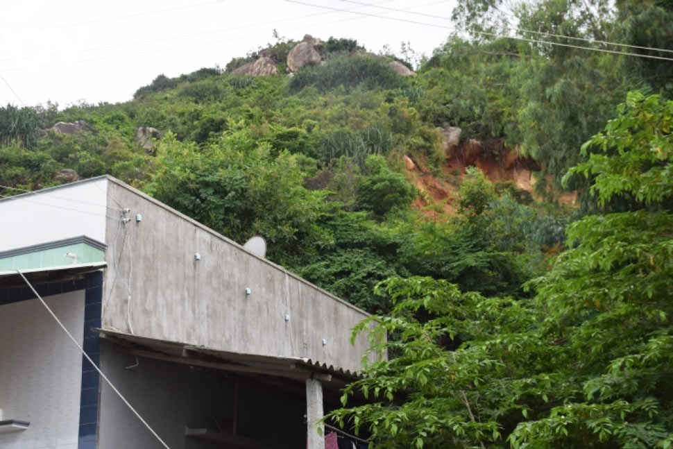 Landslide on Ganh mountain (Duc Pho 1 village, Cat Minh commune, Phu Cat district, Binh Dinh). Photo: Thanh Thanh