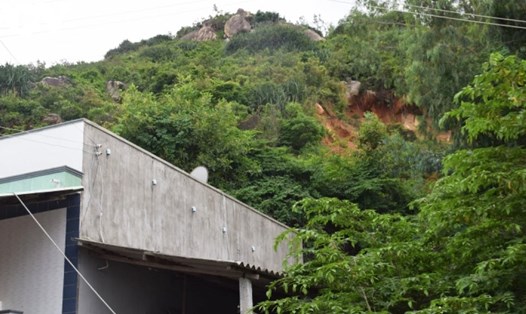 Tình trạng sạt lở trên núi Gành (thôn Đức Phổ 1, xã Cát Minh, huyện Phù Cát, Bình Định). Ảnh: Thanh Thanh