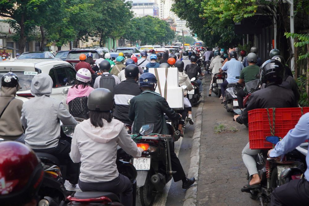 Nguyen nhan dan den tinh trang un tac do day la duong huyet mach noi khu vuc phia Nam voi trung tam TPHCM. Dong thoi, tuyen duong nay co nhieu truong hoc, dan cu sinh song.  Mat khac, Cang Sai Gon chua duoc di doi theo chu truong cua UBND TPHCM. Viec cac xe container, xe tai nang lien tuc ra vao cang da gay ap luc lon len he thong giao thong, dac biet la khu vuc cau Tan Thuan 1 va Tan Thuan 2.