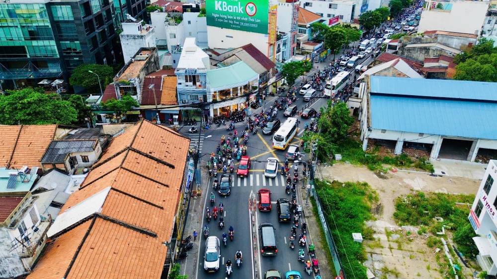 Duong Nguyen Tat Thanh noi lien Quan 7, Quan 4 va Quan 1, dang la tuyen qua tai nhat TPHCM. Theo thong ke cua So Giao thong Van tai, Trong 9 thang dau nam nay, tren tuyen duong nay xay ra 811 vu un u.