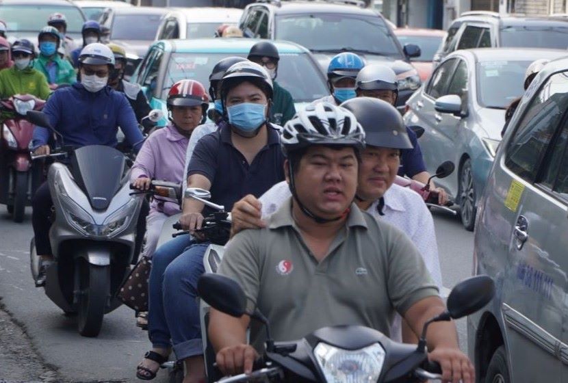 Phuong tien un u tren duong Xo Viet Nghe Tinh trong sang 1.11. “Duong nay ngay nao cung xay ra ket xe. Ngay nhieu thi 3-4 lan, khong thi cung xay ra 2 lan sang va chieu“, ba Lan Chi - chu cua hang kinh doanh ben duong Xo Viet Nghe Tinh cho hay. 