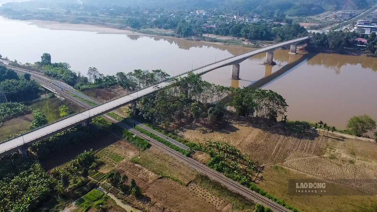 Theo Giam doc So Giao thong Van tai tinh Yen Bai Tran Viet Dung, ngay khi ban hanh cong van, don vi da tien hanh cam bien chi dan, huong dan phan luong giao thong doi voi nguoi va phuong tien tai khu vuc nga tu 2 ben cau. 