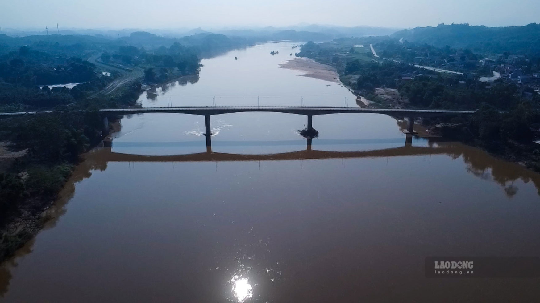 Cac phuong tien va nguoi dan luu thong den nga tu dau cau Van Phu di vao duong Yen Bai-Van Tien den nga 3 giao voi duong noi ba cau, re trai di vao duong noi ba cau den nga 3 dau cau Gioi Phien re trai di qua cau Gioi Phien, di vao Quoc lo 32C hoac duong noi Quoc lo 32C voi cao toc Noi Bai - Lao Cai den duong Au Co va nguoc lai.