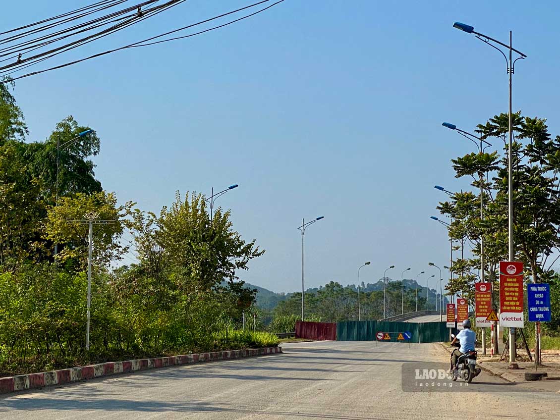 Chi Nguyen Thi Hoai (42 tuoi, Van Phu, TP Yen Bai) cho biet: “Cam cau Van Phu, muon di den cao toc hoac qua ben kia song phai di chuyen bang cau Gioi Phien, kha bat tien. Tuy nhien de dam bao an toan nen toi chap nhan“.