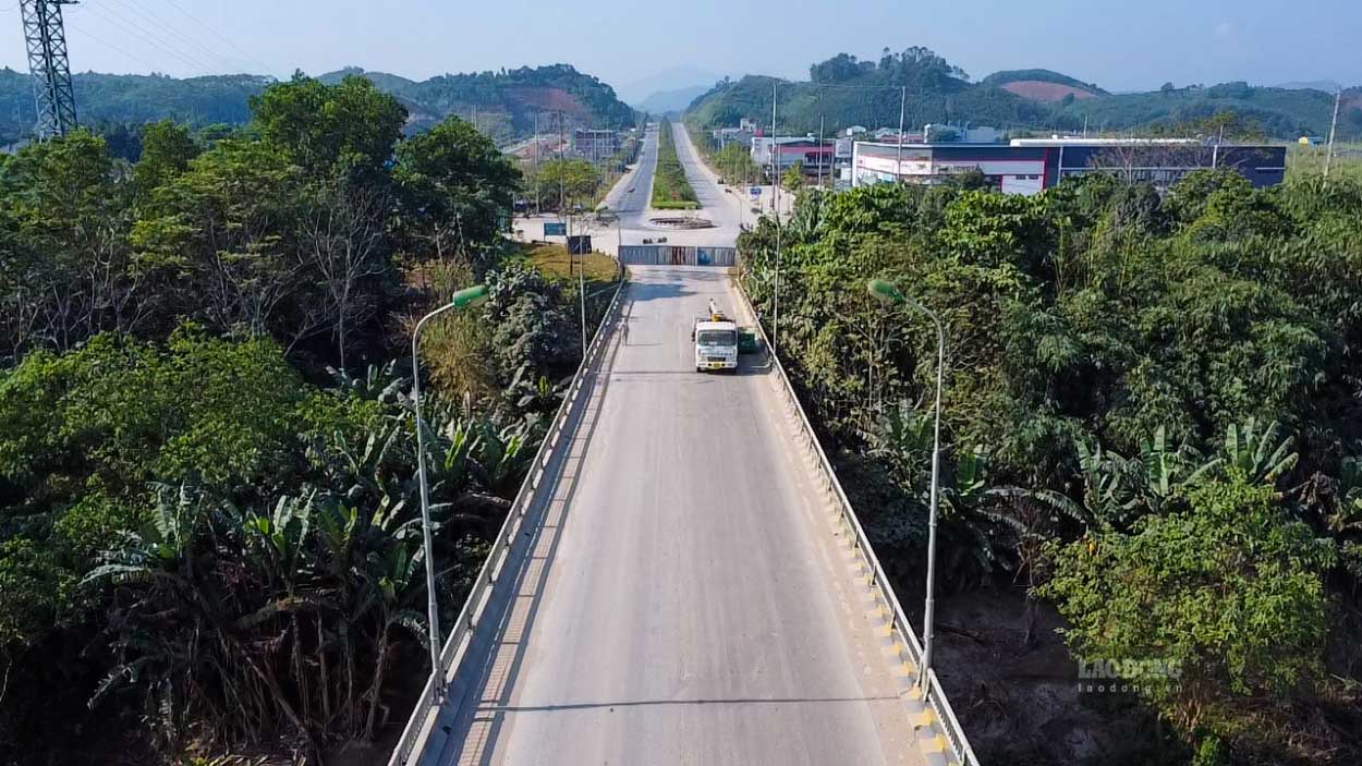 Cau Van Phu duoc khoi cong xay dung vao nam 2002 va hoan thanh nam 2004. Cau co tong chieu dai 474,96m; tong be rong 10m; quy mo cau vinh cuu be tong cot thep va be tong cot thep du ung luc; tong so von dau tu 50 ti dong.