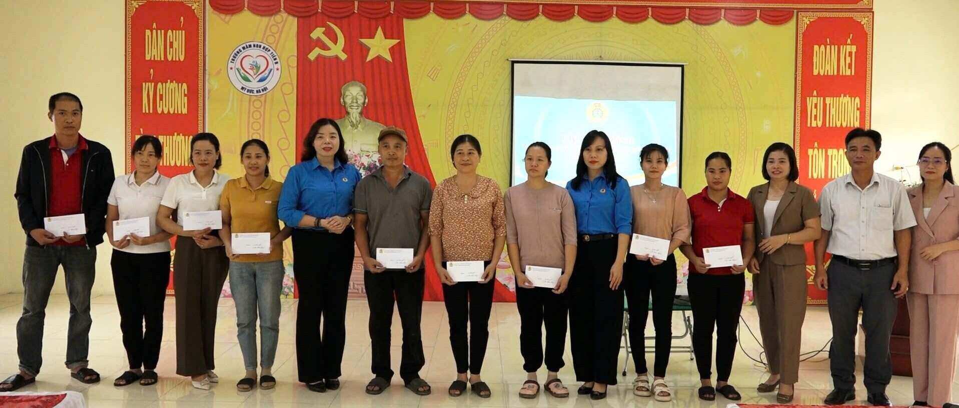 My Duc District Labor Union gives support to union members whose houses were damaged due to the impact of storm No. 3. Photo: Union