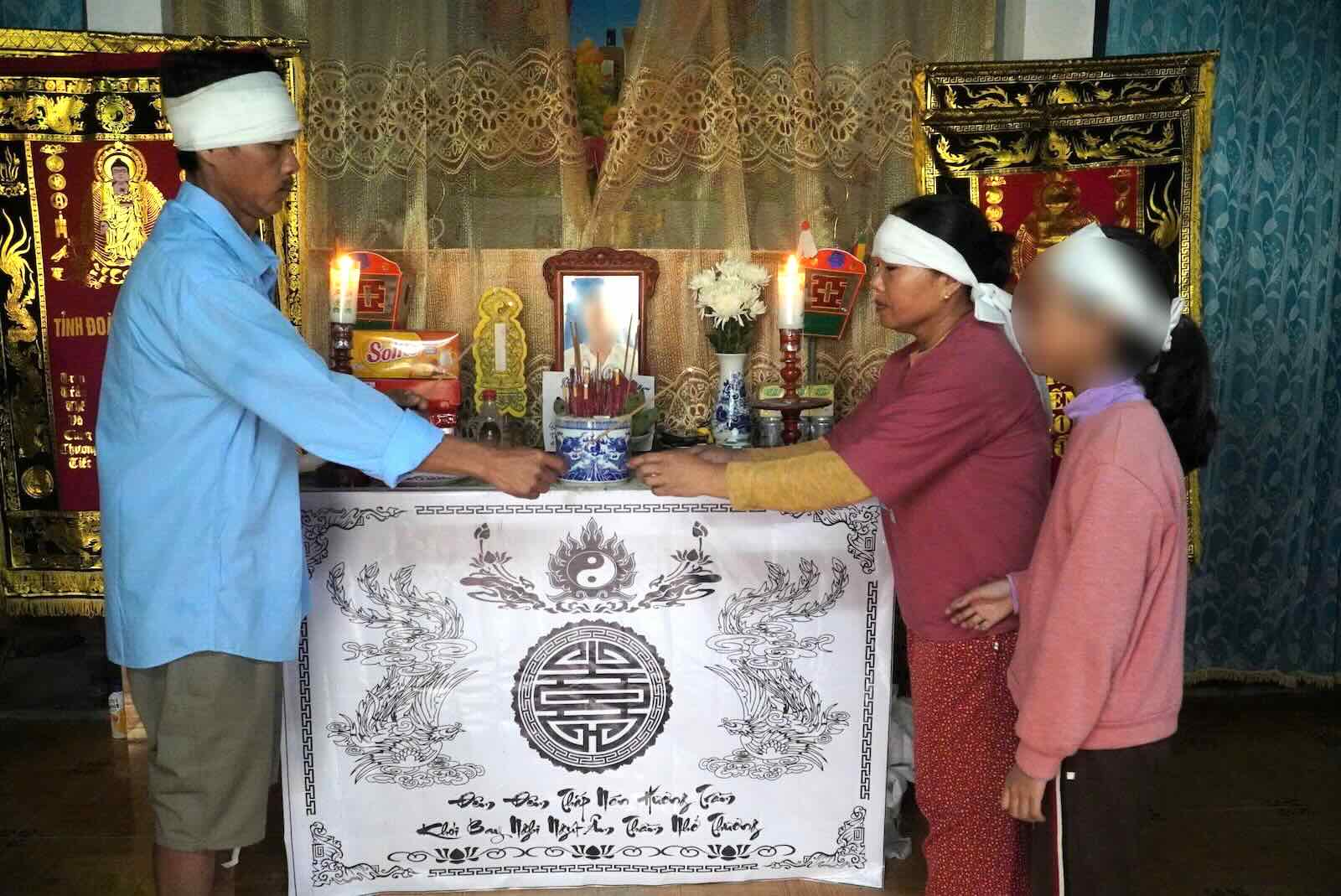 Gia đình đau xót khi anh Hơn bị lũ cuốn tử vong. Ảnh: T. Tiến