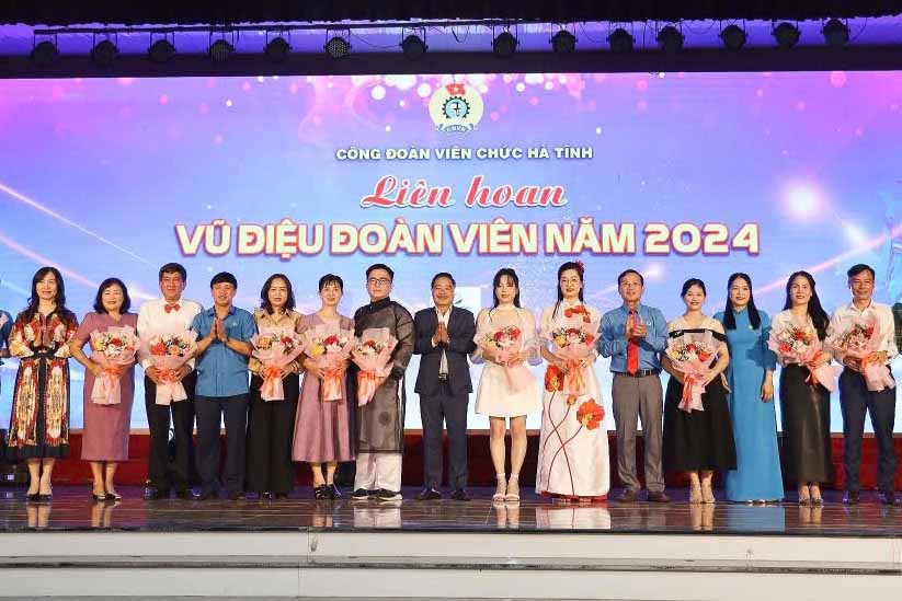 Award ceremony at the Reunion Dance competition. Photo: Nguyen Hanh