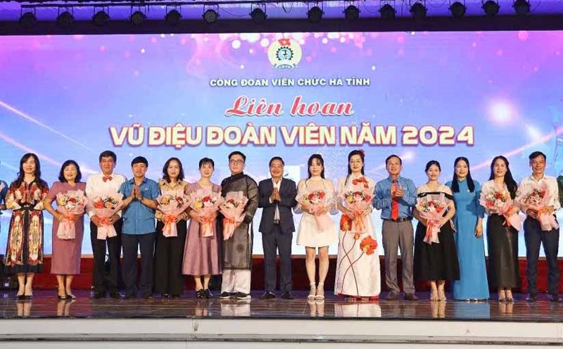 Award ceremony at the Reunion Dance competition. Photo: Nguyen Hanh