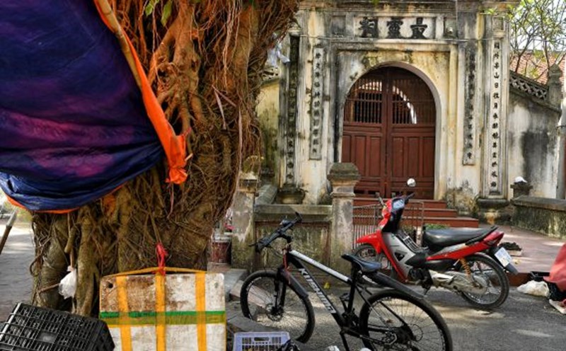 The market is right next to the ancient communal house of Tay Mo village.