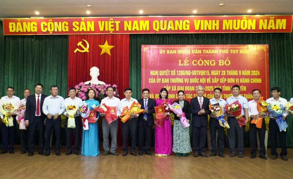 Handing over the Decision on establishing Party Committees of wards of Tuy Hoa City (Phu Yen). Photo: Thanh Huy