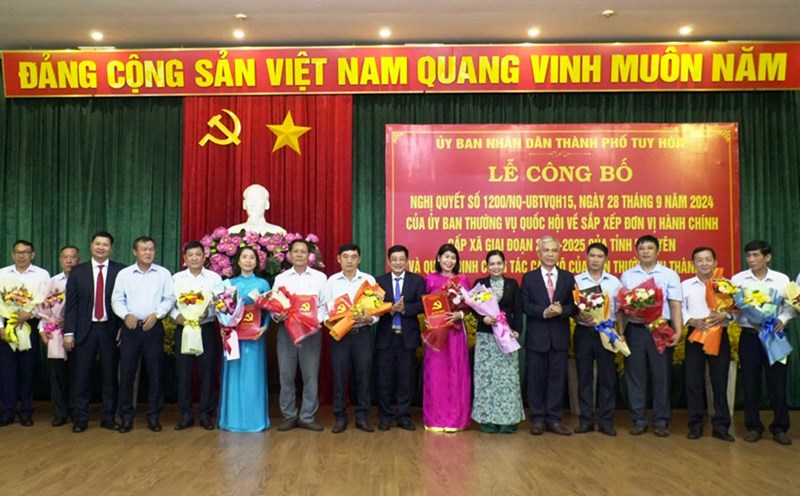 Handing over the Decision on establishing Party Committees of wards of Tuy Hoa City (Phu Yen). Photo: Thanh Huy