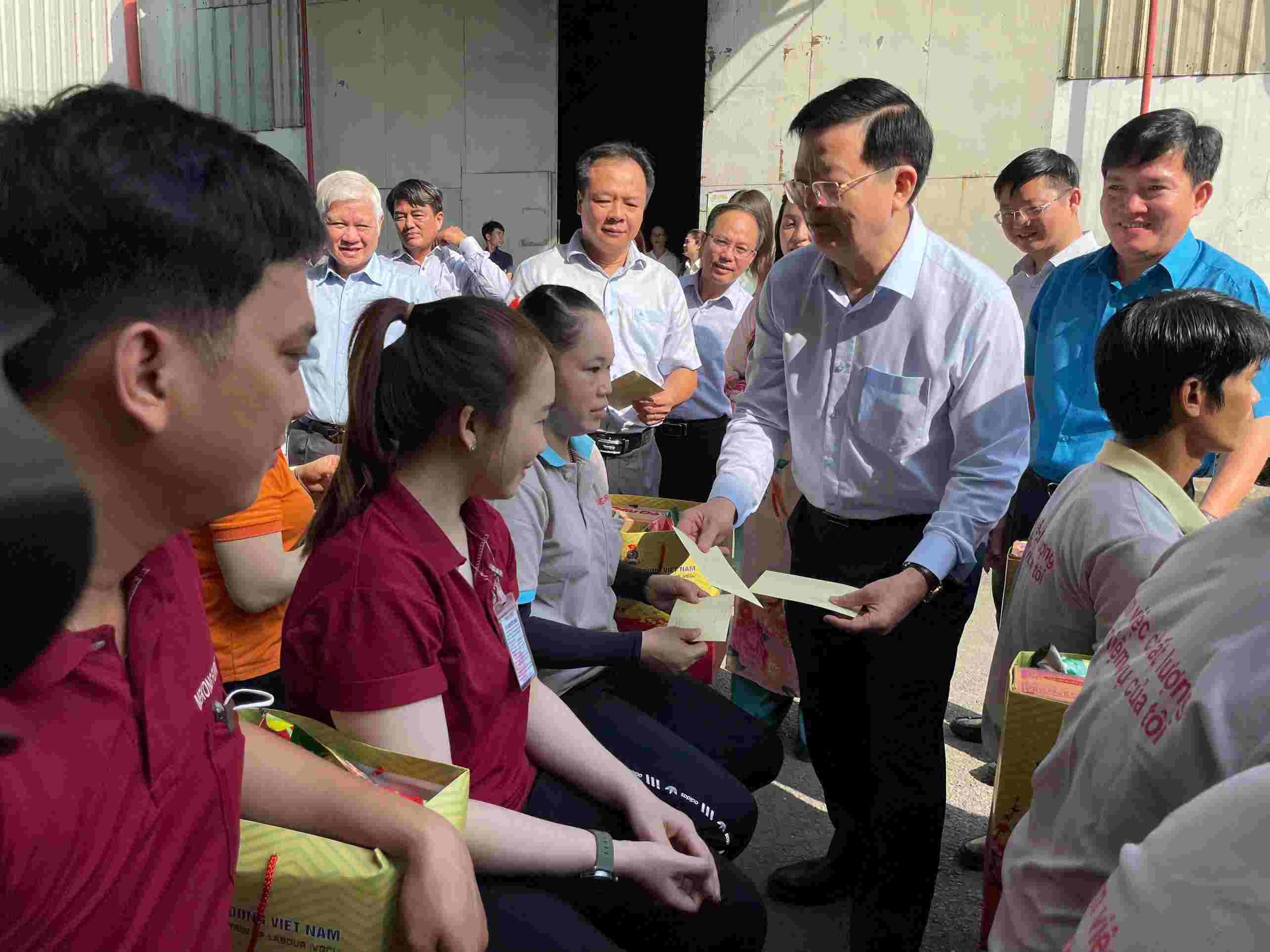 The delegation of the Central Mass Mobilization Commission and the Vietnam General Confederation of Labor visited and presented gifts to support disadvantaged workers in Binh Duong. Photo: Dinh Trong