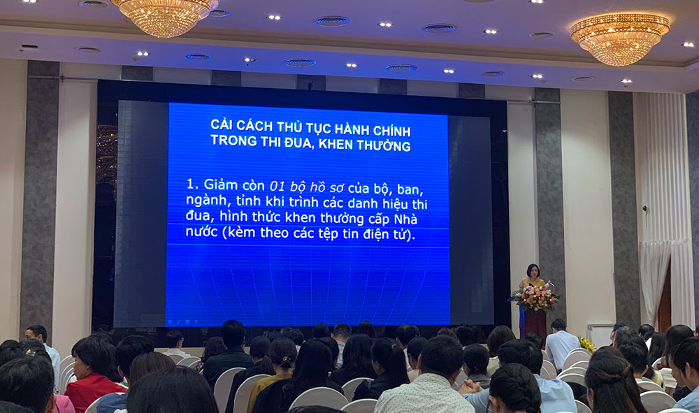 Ba Do Thuy Phuong, Pho Truong Ban Thi dua - Khen thuong Trung uong ​​pho bien cac van ban quy pham phap luat ve cong tac thi dua, khen thuong tai hoi nghi. Anh: Y Yen