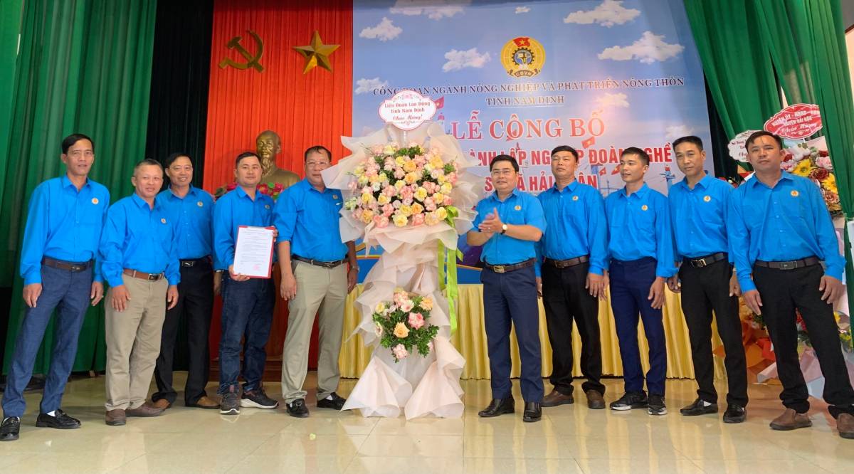 Announcing the decision to establish and launch the Hai Xuan Commune Fisheries Union. Photo: Luong Ha