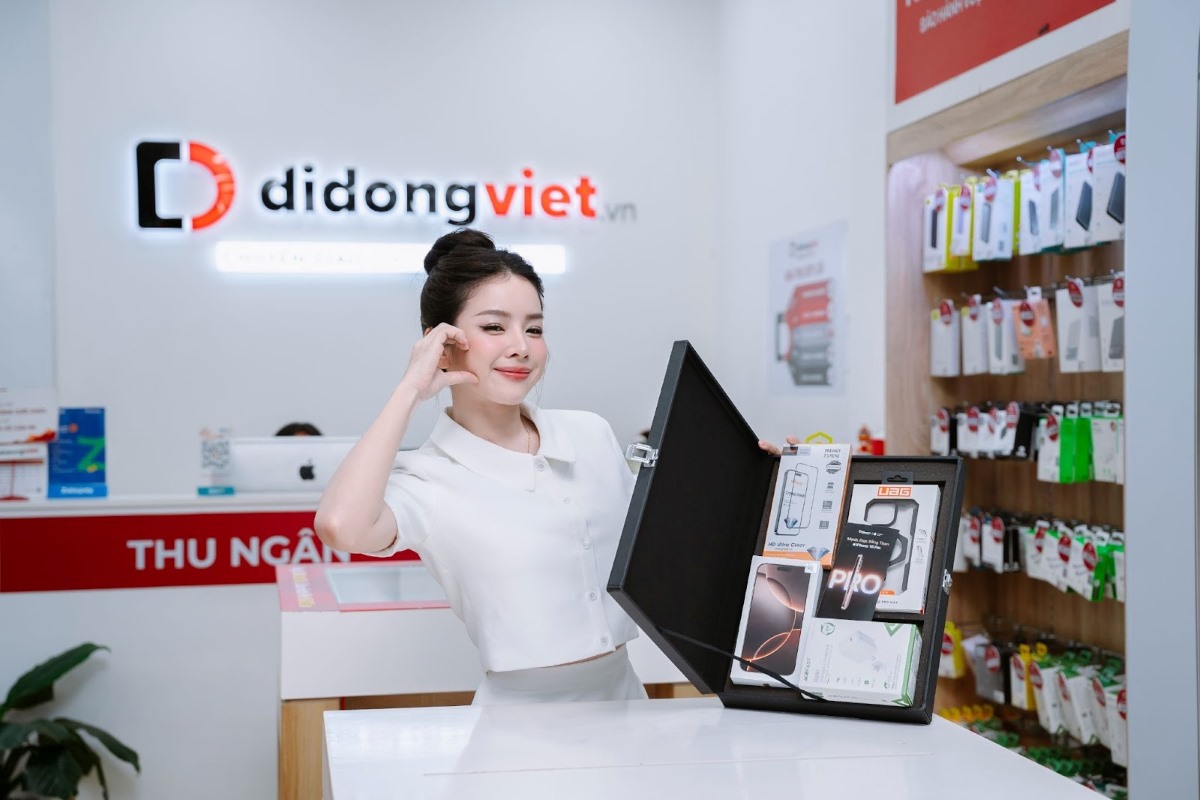 DJ Mie took the opportunity to visit the Di Dong Viet store to upgrade to an iPhone 16 Pro Max before getting busy with “Sister Who Makes Wave” this year. Photo: Loan Tran