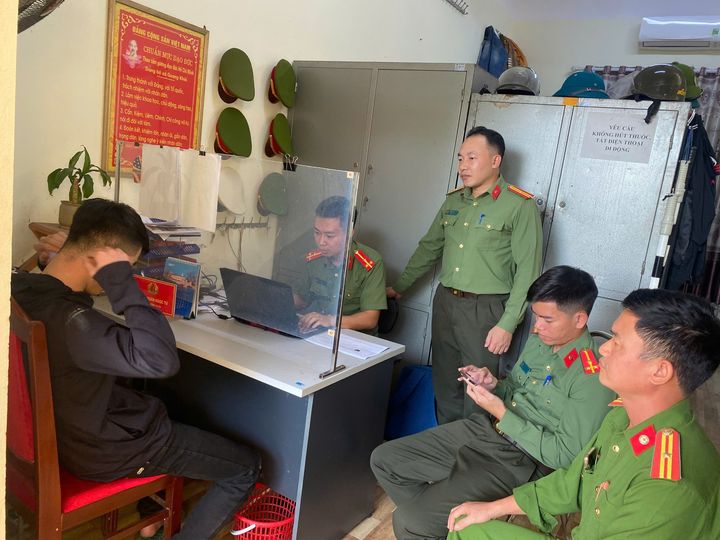 Cơ quan chức năng Hải Dương làm việc với đối tượng đăng clip xúc phạm CSGT. Ảnh: Công an huyện Tứ Kỳ