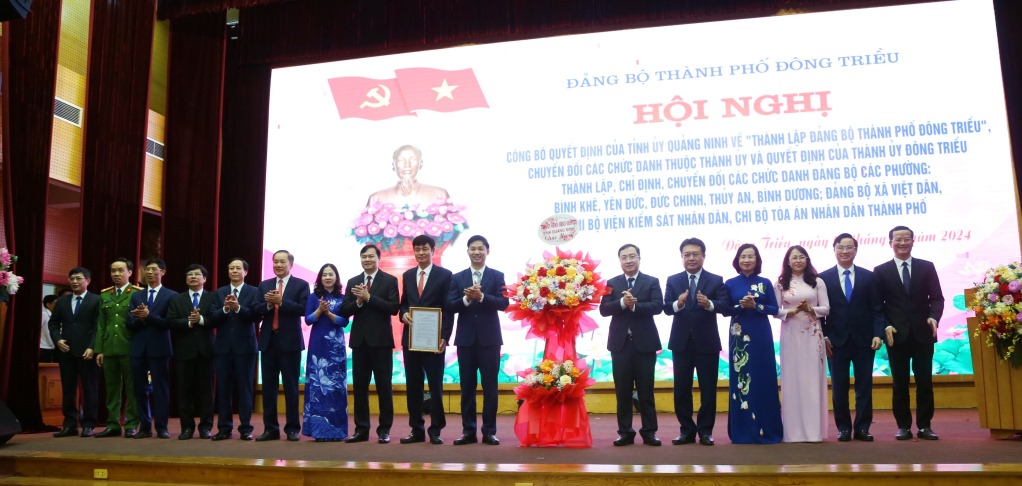 Leaders of Quang Ninh province presented flowers to congratulate the Standing Committee of Dong Trieu City Party Committee. Photo: Nguyen Thanh